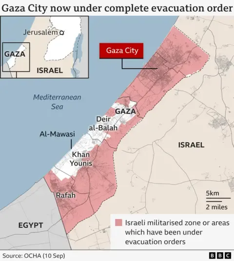 Thousands Palestinians Flee as Military Forces Move Deeper into Gaza City
